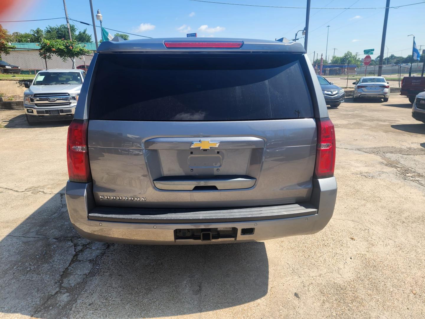 2019 Gray /Black Chevrolet Suburban (1GNSKHKC1KR) , located at 945 E. Jefferson Blvd, Dallas, TX, 75203, (214) 943-7777, 32.752514, -96.811630 - Photo#3